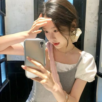 背后的她,眼前的我